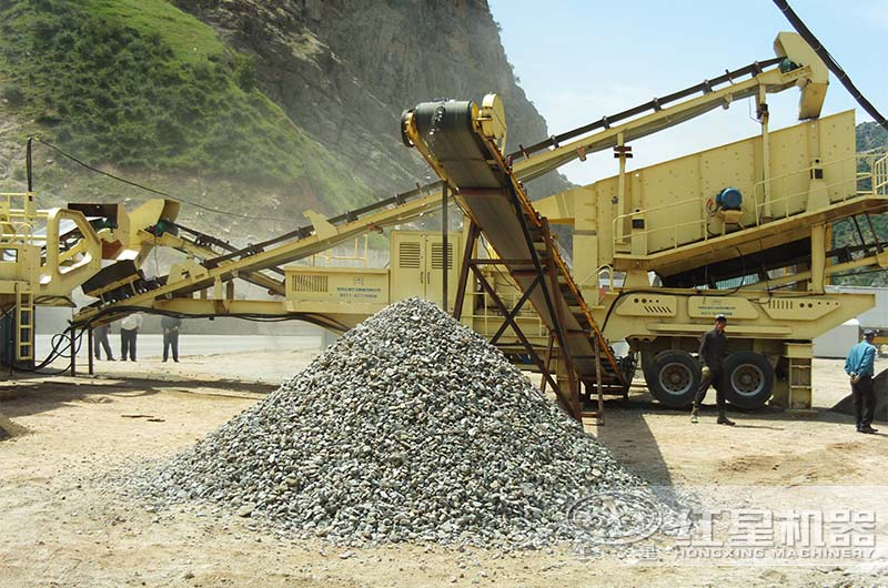 時產(chǎn)500噸青石移動破碎作業(yè)現(xiàn)場