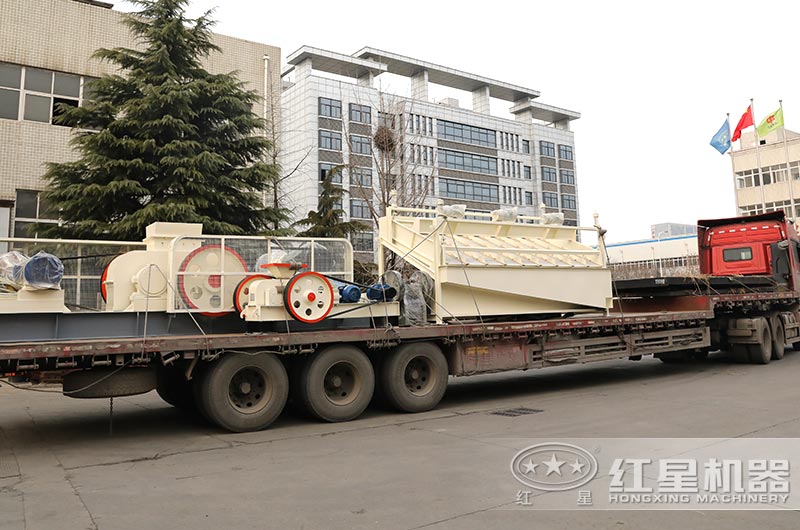 小型對輥式碎沙機發(fā)貨現(xiàn)場