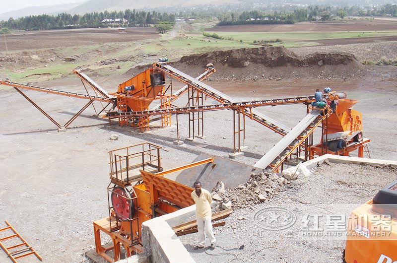 反擊式破碎機作業(yè)現(xiàn)場